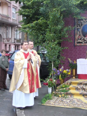 Pierwszy ołtarz - róg ulic Wapiennej i Przestrzennej